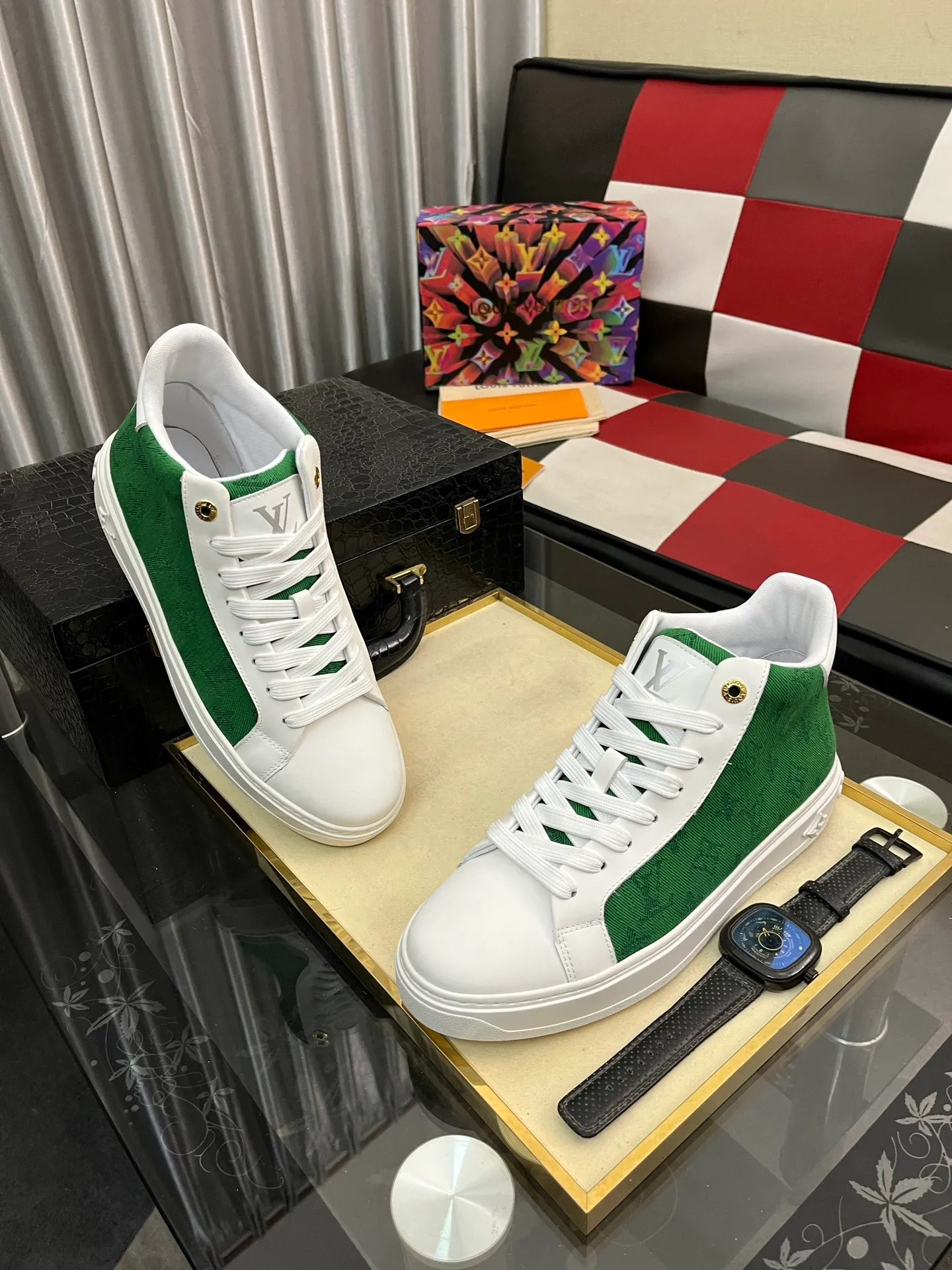Men's shoes 💰: 560⌚️⌚️ Louis vuitton/LV Louis Vuitton 》Original quality.~ Unique modern style sneakers. 🏃A must-have casual shoe for trendy men😍😍 Original brand imported from Italy, imported original leather, sheep lining (refuses to discolor and grind feet) Sole: Original sole provided by the original factory, French lazy style design ⚠️Fit to the feet, original quality, super comfortable original sole. Code number: 38-444⃣️Color optional